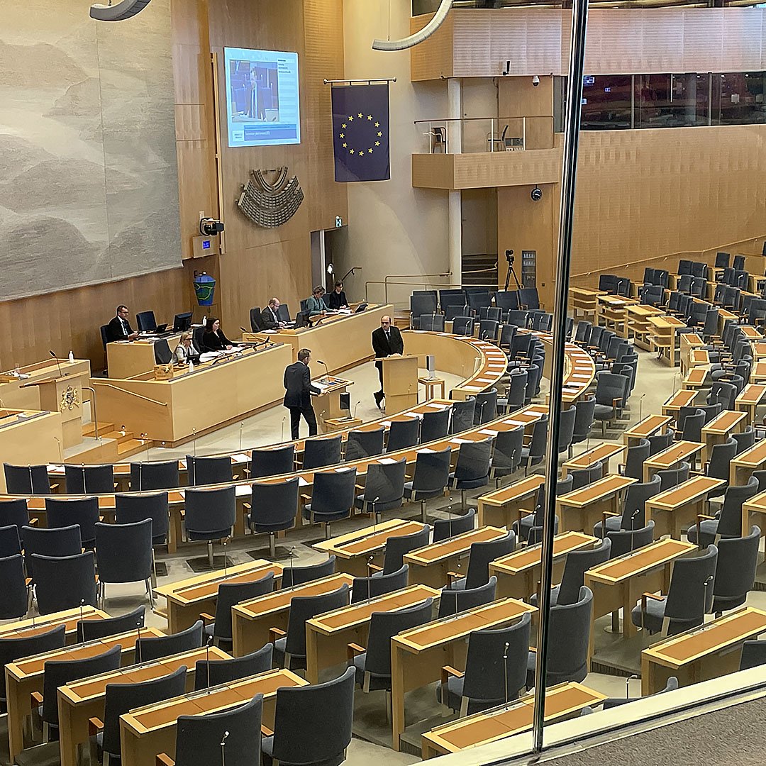 Pågående debatt vid Runö folkhgöskolas besök i riksdagen.