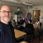 Bild på Martin som leder kommittearbetet