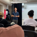 Gustav Fridolin föreläser för deltagare på Runö folkhögskola.