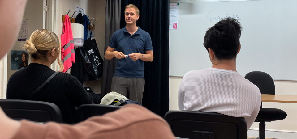 Gustav Fridolin föreläser för deltagare på Runö folkhögskola.